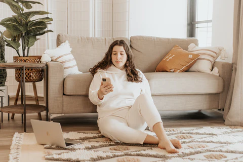 a pretty plus size woman at home 