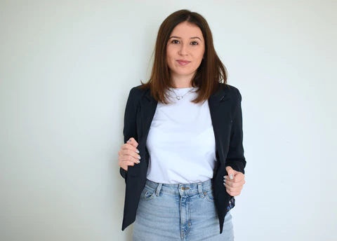 woman in a t-shirt, blazer, and jeans