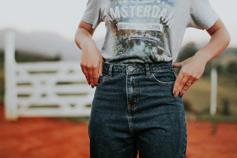 a woman wearing mom jeans 