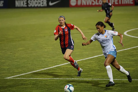 two women football players 